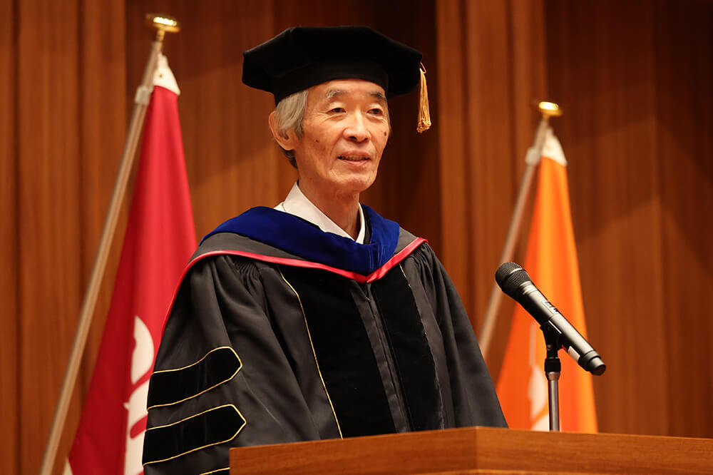 式辞を述べる富田眞治KCGI学長(同)