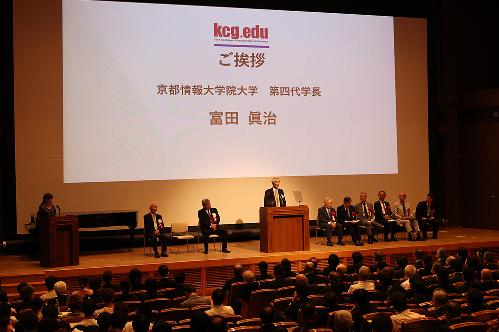 The inauguration ceremony of KCGI President Shinji Tomita was held with great fanfare.The inauguration was celebrated by a large number of people from industry, government, and academia, as well as students (August 29, 2023, KCGI Kyoto Ekimae Satellite, KCG Kyoto Ekimae Campus, 6th Floor Main Hall).