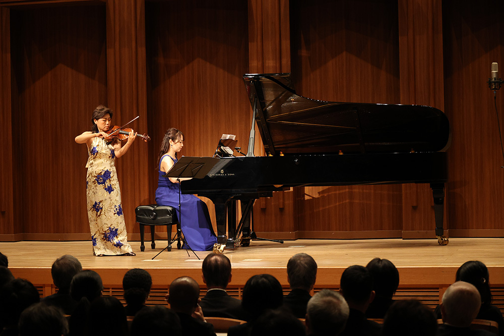 記念コンサートでは，KCGI教授の劉薇先生のバイオリンと多川響子先生のピアノがのびやかに響きました