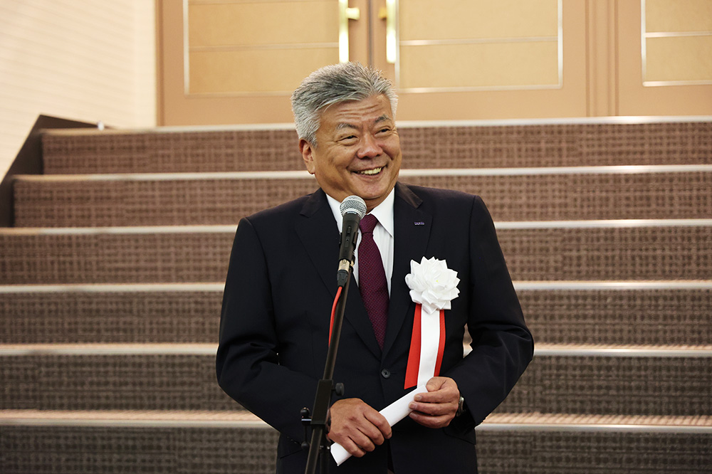 祝賀会であいさつする長谷川亘理事長・総長。たくさんのお客様から新学長就任の祝辞をいただきました