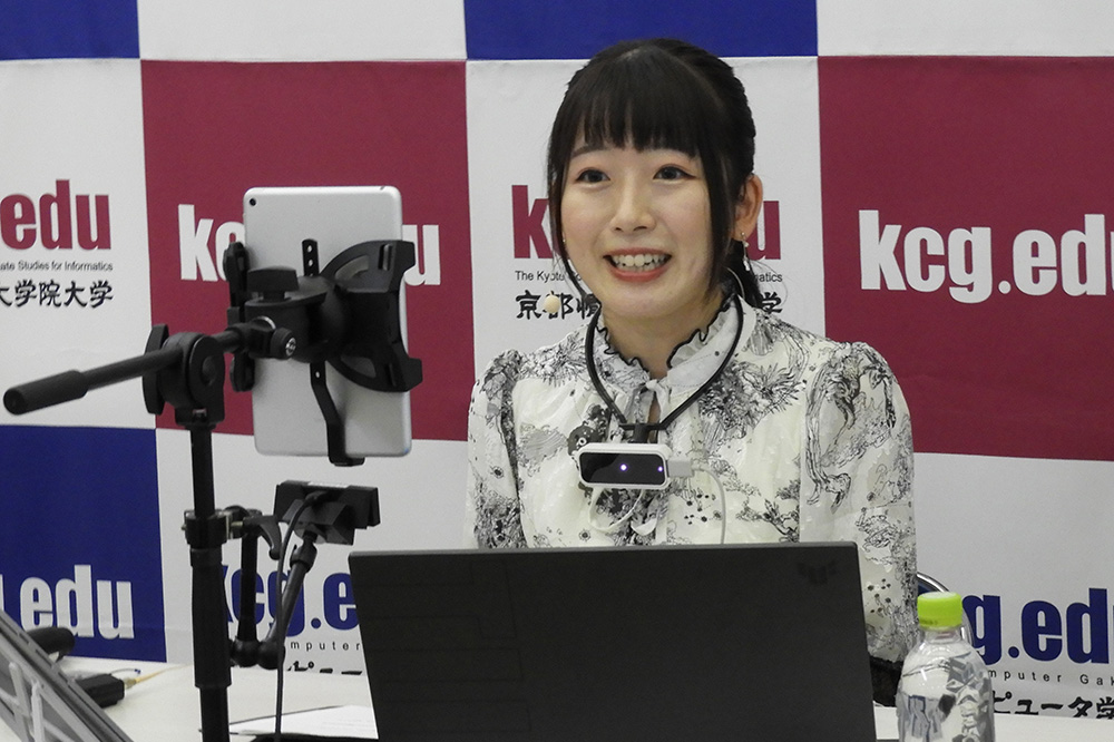 長野さんは,KCGグループのマスコットキャラクター「きょこたん」のVチューバーに扮し,豊かな表現で明るく盛り上げてくださいました