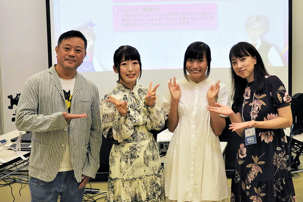みやこめっせステージでは,武田康廣KCGI教授が代表取締役を務める株式会社GAINAX京都による「福井裕佳梨・岩田光央・宮村優子・長野佑紀トーク&菅浩江原作『そばかすのフィギュア』朗読劇」があり,ステージ終了後は出演した声優のみなさんがKCGブースに駆け付けてくださいました