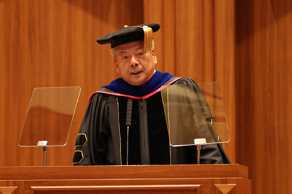 President Wataru Hasegawa of KCG, KCGI, and KCGM delivers his address at the entrance ceremony for the fall semester of the 2023 academic year (September 29, 2023, KCG Kyoto Ekimae Campus, KCGI Kyoto Ekimae Satellite 6F Main Hall)