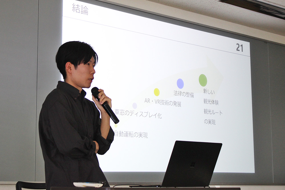 Students presenting their research on tourism experiences using generative AI at the 24th Research Presentation Meeting of the Japan Society of Tourism Information Science and Technology (Kyoto Ekimae Satellite, Kyoto Institute of Information Science, October 22, 2023).