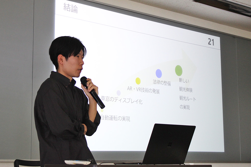 観光情報学会の第24回研究発表会で生成AIを活用した観光体験に関する研究を発表する学生(2023年10月22日,京都情報大学院大学京都駅前サテライト)