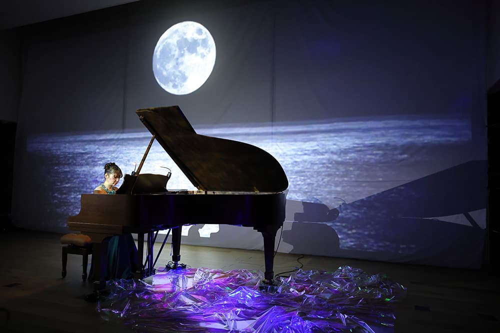 Kyoko Tagawa performs against the backdrop of fantastic images (November 20, 2023, KCGI Kyoto Main School New Building Hall).