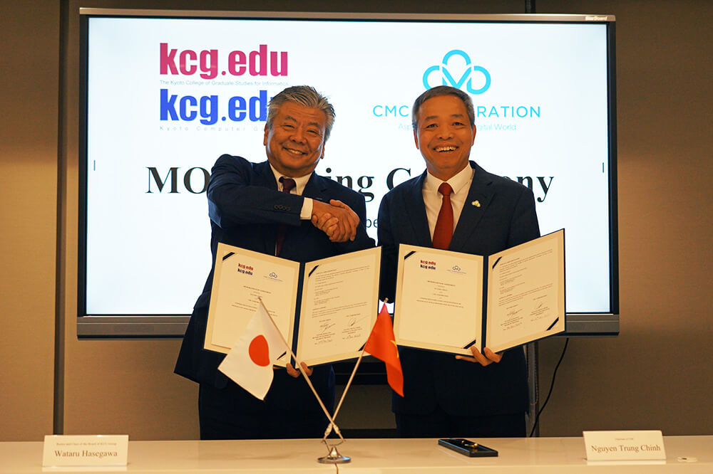 Wataru Hasegawa, President and CEO of KCG Group, and Nguyen Trung Chinh, Chairman and President of CMC, after signing the Memorandum of Agreement (MoA).