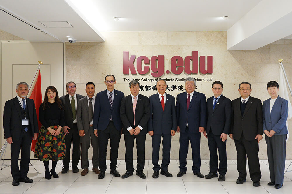 All attendees from the KCGI and CMC groups toured the new KCGI Hyakumanben Campus building, which will be completed in 2022, and posed for a commemorative photo.