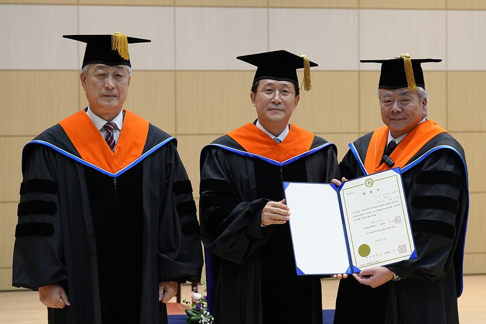KCG Group President Wataru Hasegawa (right) was awarded an honorary doctorate (February 5, 2024, National Jeju University, Korea).
