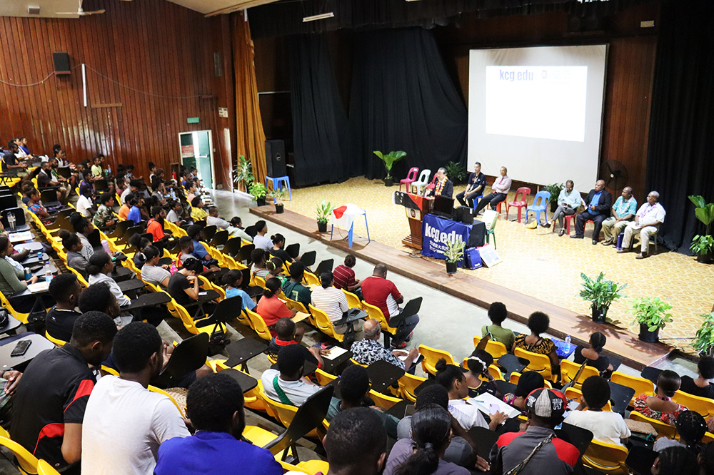 Vice President Terashita gives a speech in front of new students