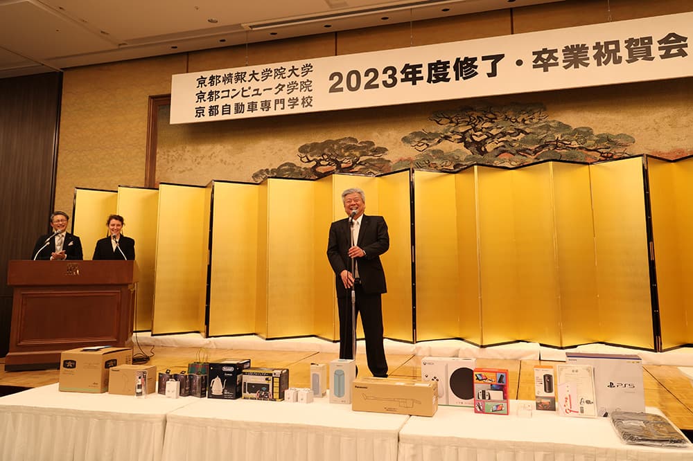 Graduation party was held at the actual venue for the first time in five years, where alumni, graduates, faculty and staff enjoyed reminiscing about their academic lives and future dreams (March 16, evening, RIHGA Royal Hotel Kyoto).