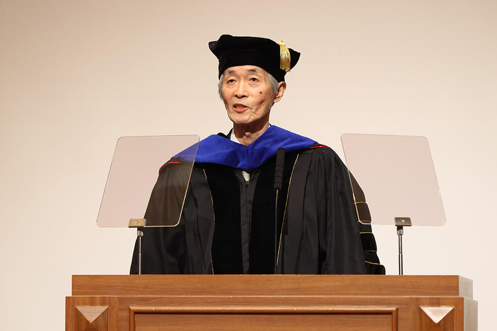 式辞を述べる富田眞治KCGI学長(同)