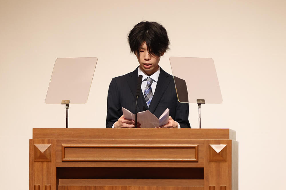 新入生代表が力強く宣誓の言葉を述べました(同)