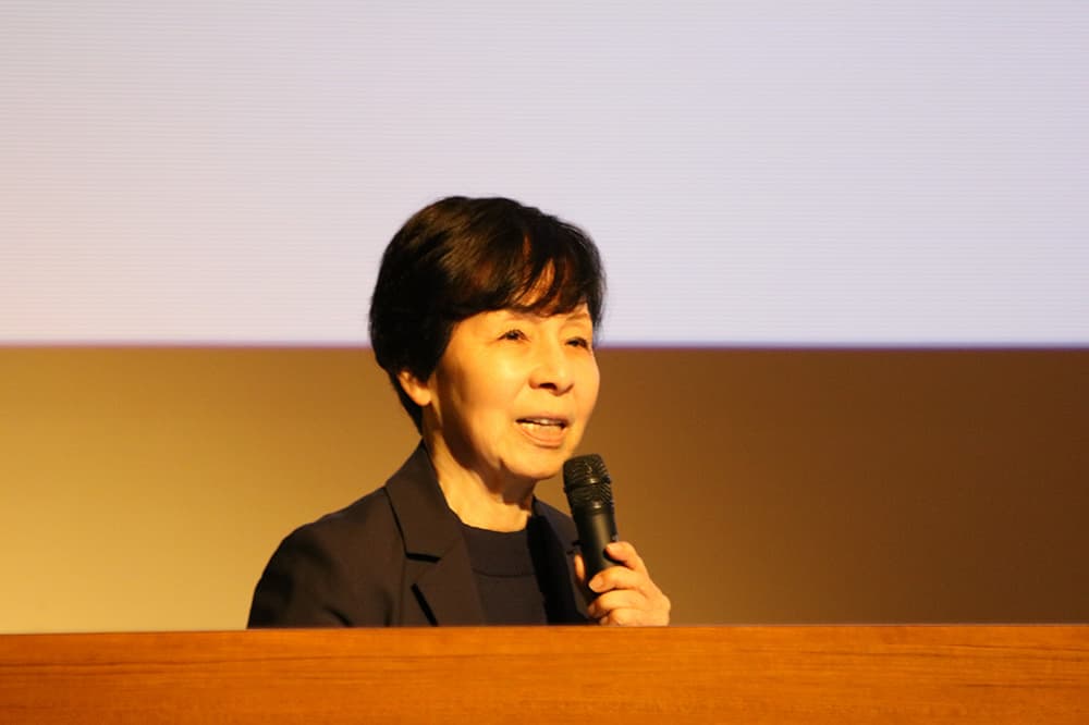 KCGI Professor Eno Mukai speaks at a ceremony commemorating KCG's 61st anniversary (April 26, 2024, KCG Kyoto Ekimae Campus, KCGI Kyoto Ekimae Satellite 6F Main Hall).