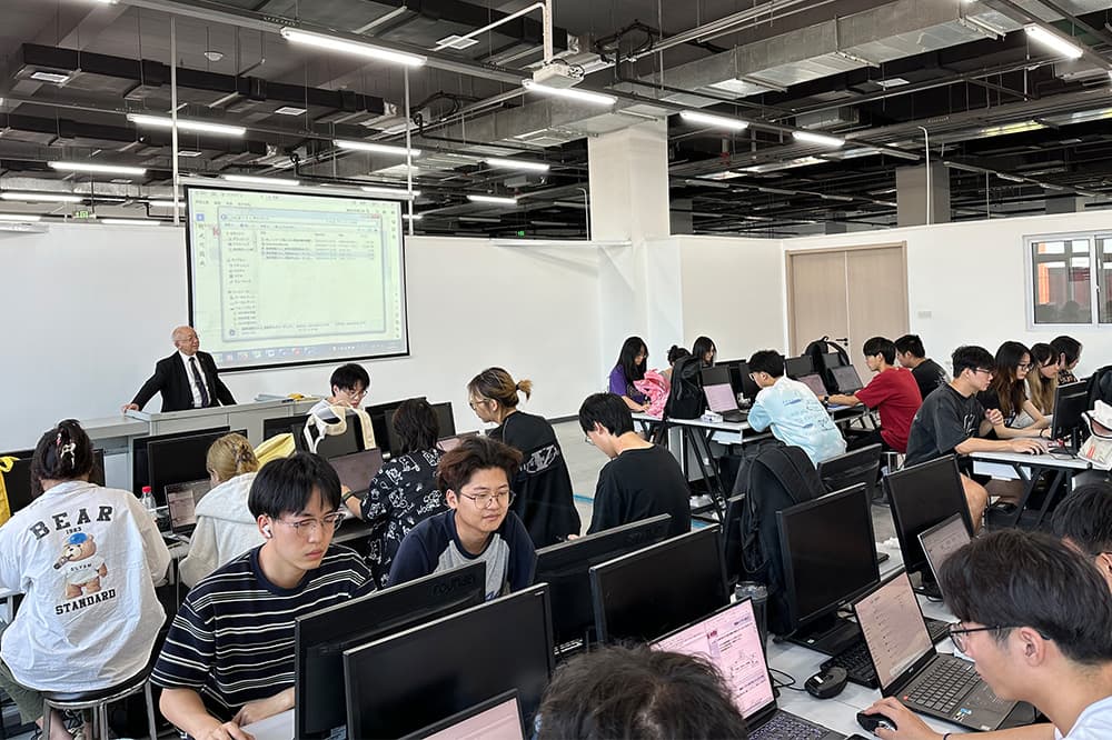 3年生対象の講義。熱心に実習に取り組みます(中国・天津科技大学)