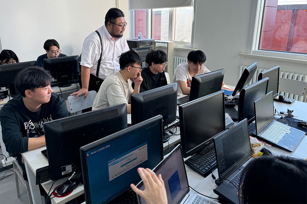 4年生対象の講義。先生への質問も日本語で(同)