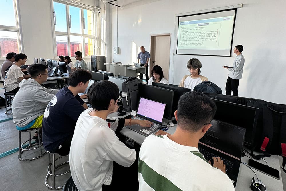 2年生対象の講義。学生TAもがんばっています(同)
