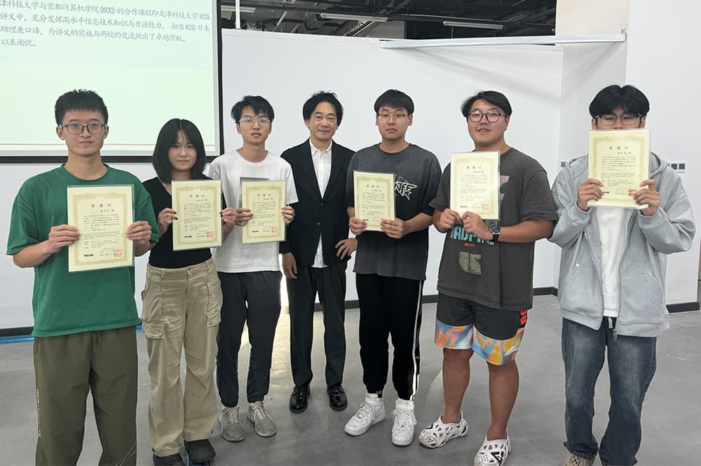 サポートしてくれた学生TAたちへ感謝状を贈呈(同)