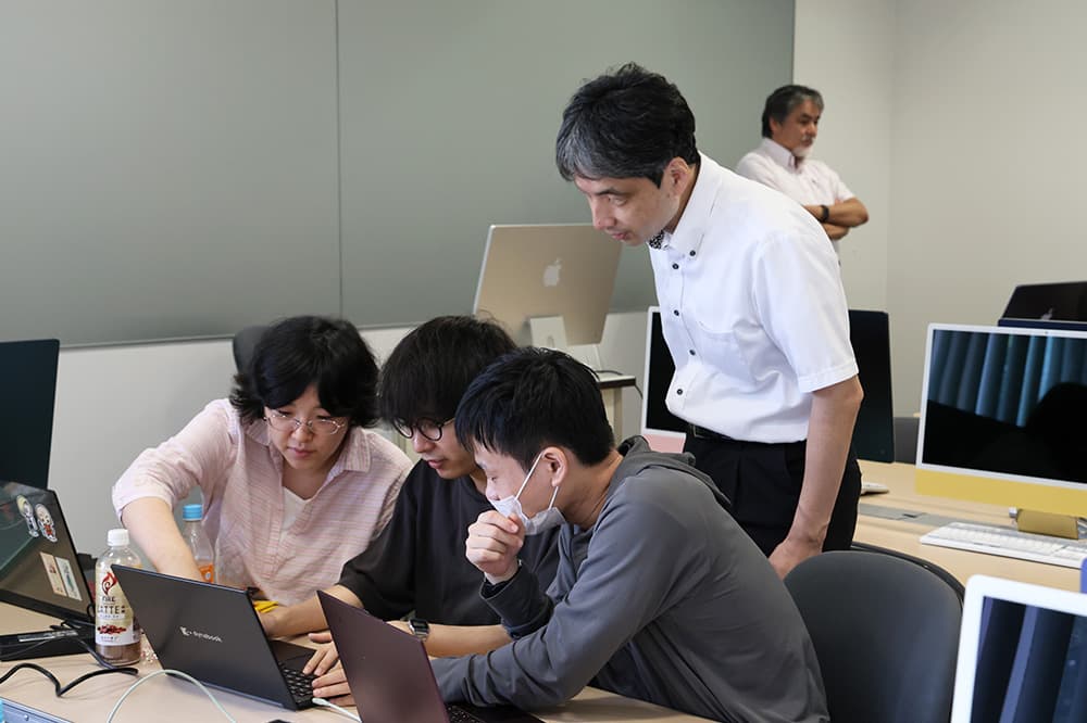 Group work involved cooperating and sharing wisdom and skills (September 24, 2024=Kyoto Computer Gakuin Kyoto Ekimae School/Kyoto Institute of Information Science, Kyoto Ekimae Satellite).