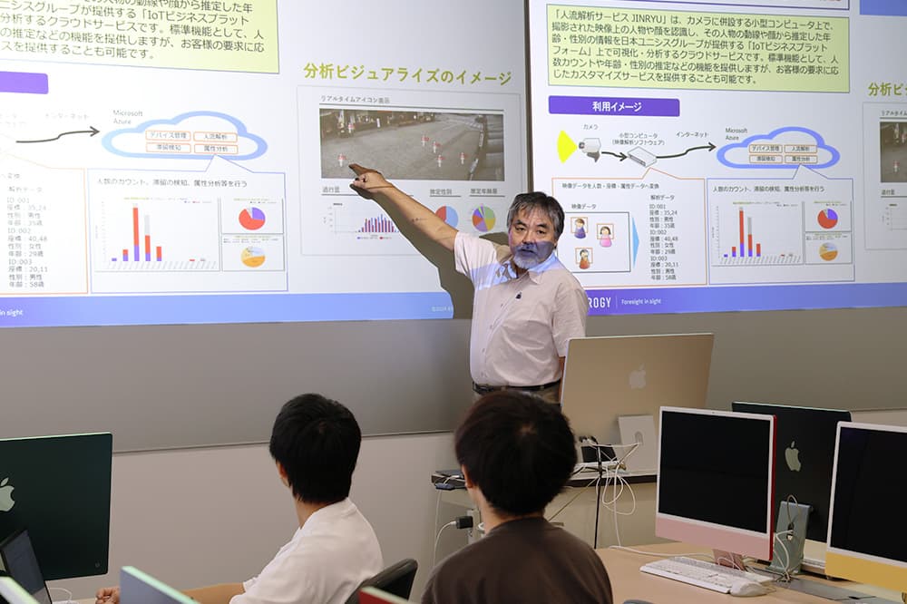 Professor Hitoshi Miura, KCGI, presented a case study of human flow analysis.The students listened with great interest.