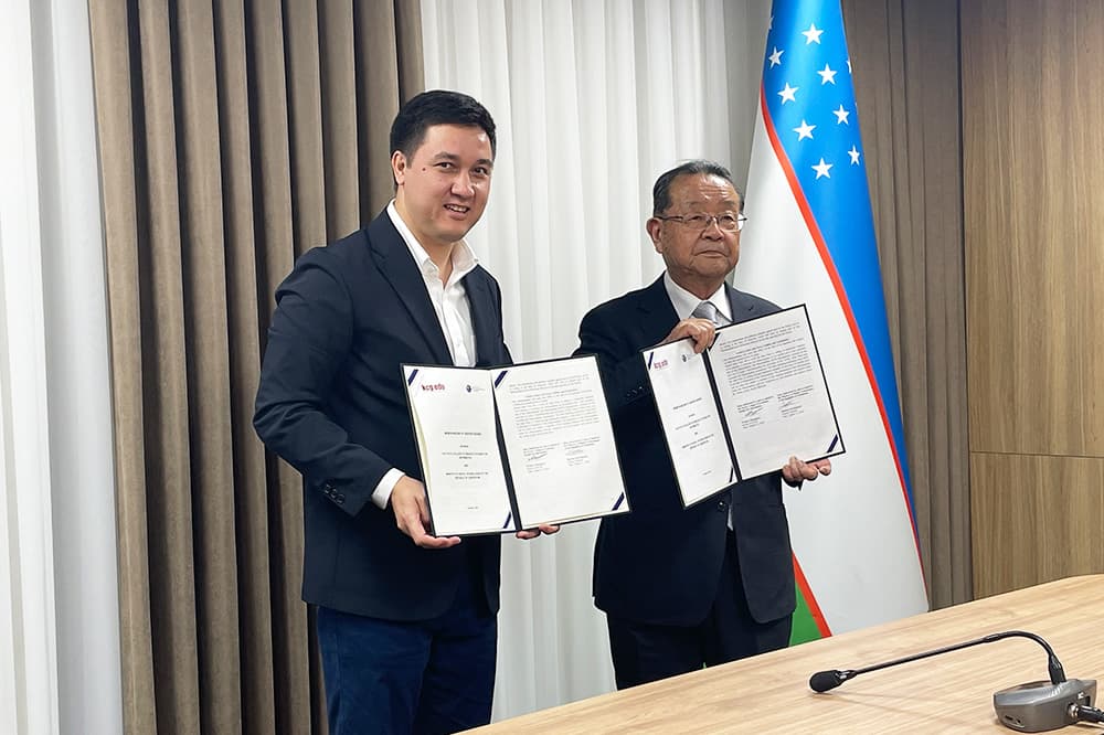 MOUを締結した寺下KCGI副学長とデジタル技術省ルスタム・カリムジョノフ副大臣(2024年8月11日)