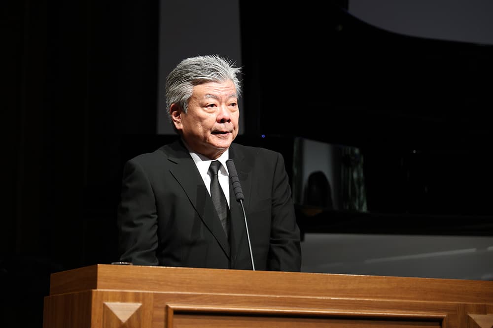 第４代富田眞治学長を偲ぶ会で主催者挨拶を述べる長谷川亘 京都情報大学院大学・京都コンピュータ学院・京都自動車専門学校 総長・理事長（同）