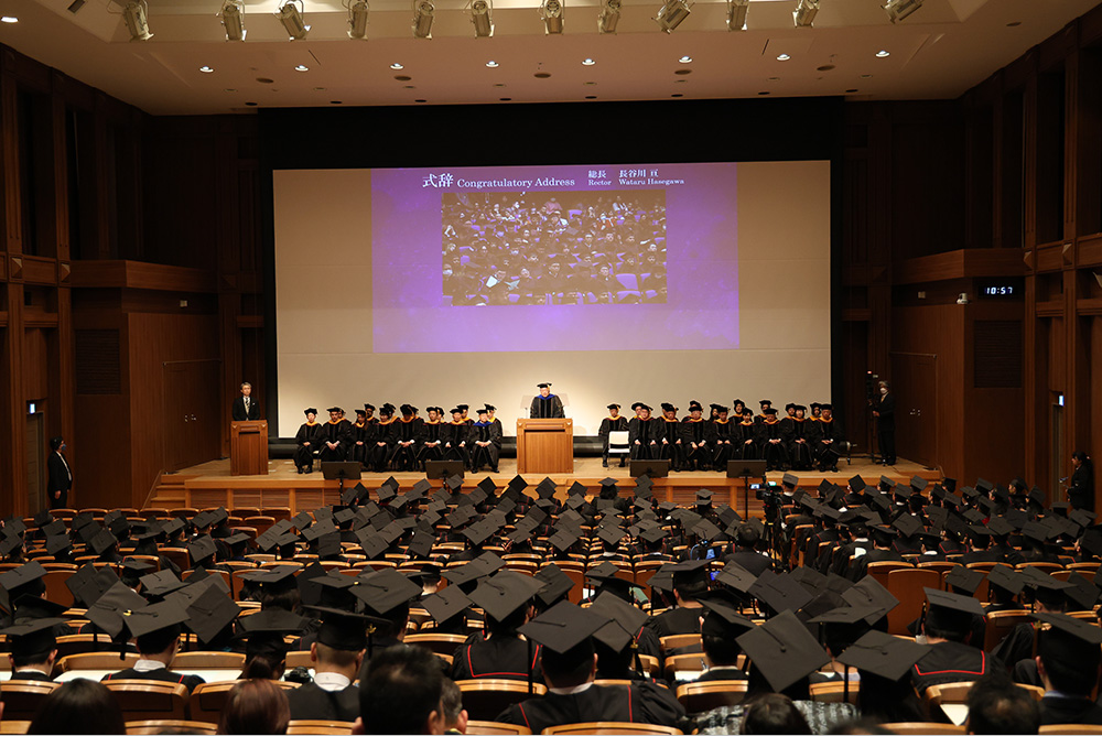 2024年度のKCGI学位授与式，KCG・KJLTC・KCGMの卒業式。第一部はKCGI学位授与式を挙行しました（2025年3月14日午前，KCG京都駅前校・KCGI京都駅前サテライト6階大ホール）