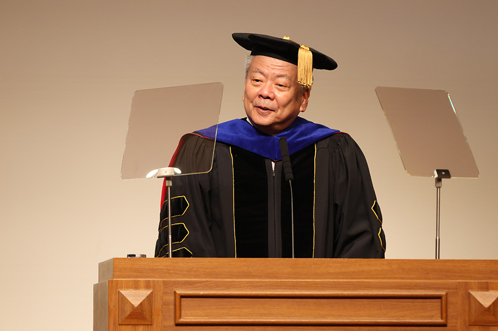 学位授与式で式辞を述べる長谷川亘KCGI・KCG・KCGM総長（同）
