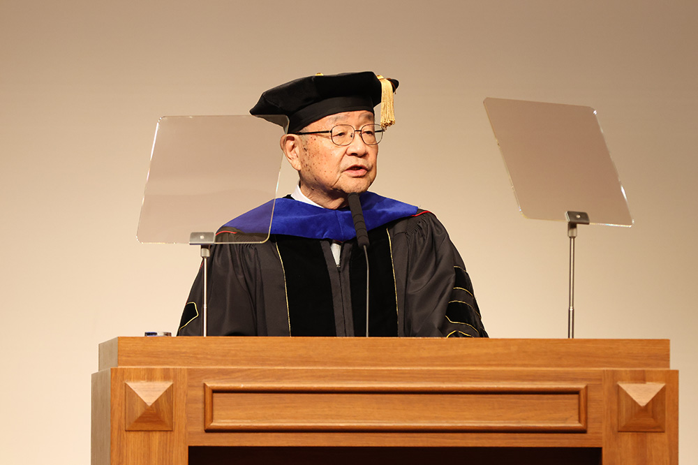 学位授与式で式辞を述べる寺下陽一KCGI学長（同）