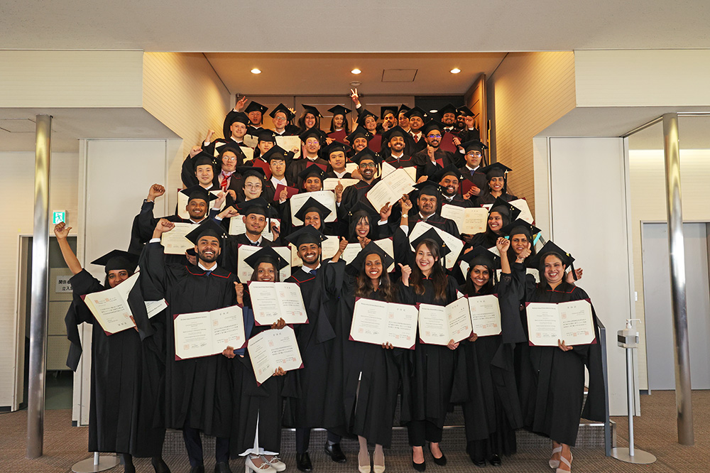 KCGI学位授与式終了後，修了生たちは思い出の詰まった学び舎で記念撮影。晴れやかな表情で写真に納まりました（2025年3月14日，KCG京都駅前校・KCGI京都駅前サテライト）