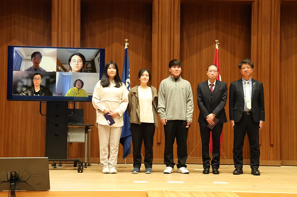 防犯動画やポスター制作に協力したKCGアート・デザイン学系とKCGIの学生たちに対し,京都府警,京都市から感謝の言葉とお礼の品が贈られました(2025年4月1日,KCG京都駅前校/KCGI京都駅前サテライト大ホール)