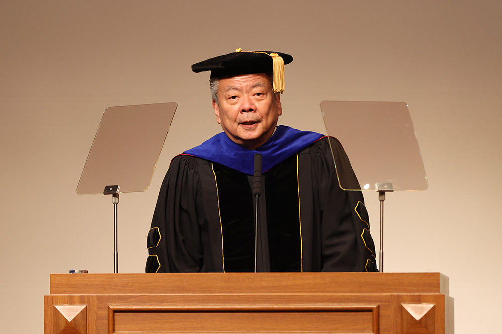式辞を述べる長谷川亘 学校法人情報大学・KCGI・KCG・KCGM総長（同）