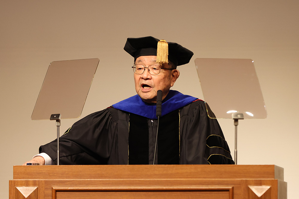 式辞を述べる寺下陽一KCGI学長（同）