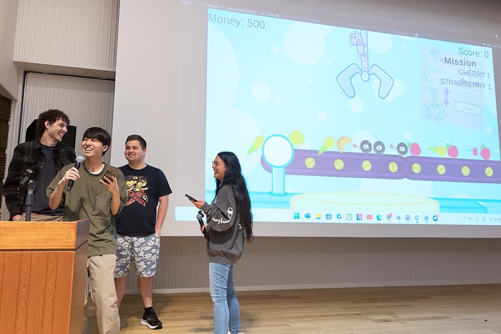第二天的活动以作品展示结束。我会紧张,但我很享受观众的反应。