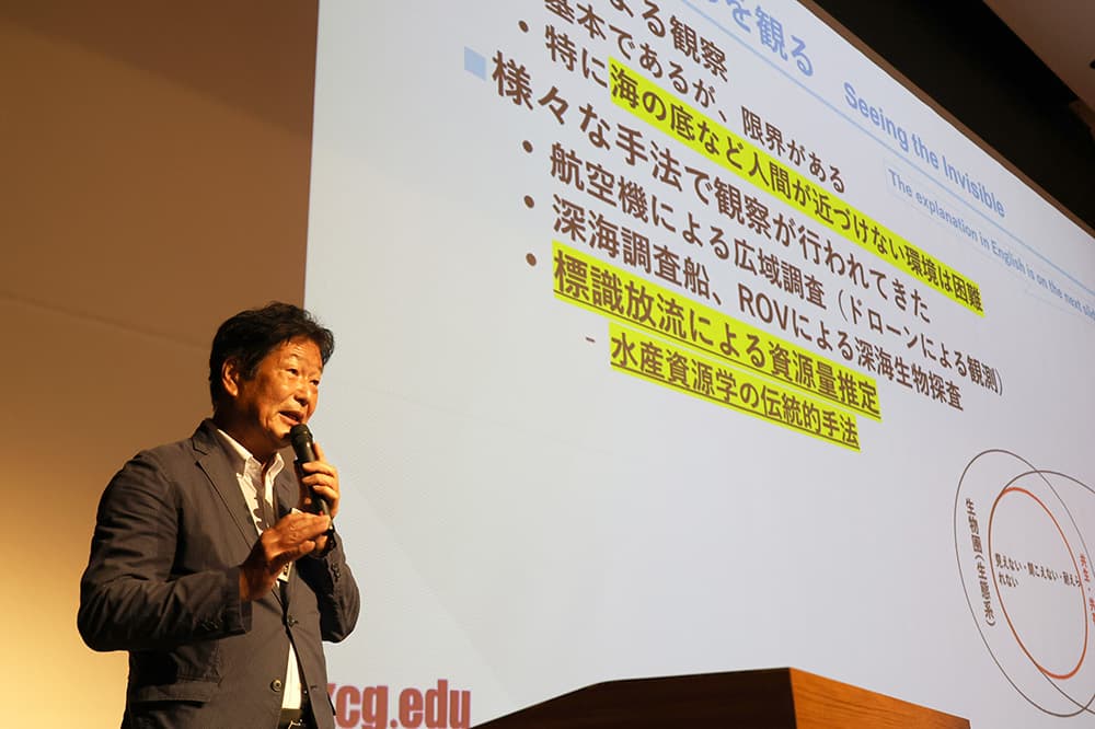 閑堂忌記念講演に臨む荒井修亮KCGI教授(2025年7月4日,KCG京都駅前校・KCGI京都駅前サテライト6階大ホール)