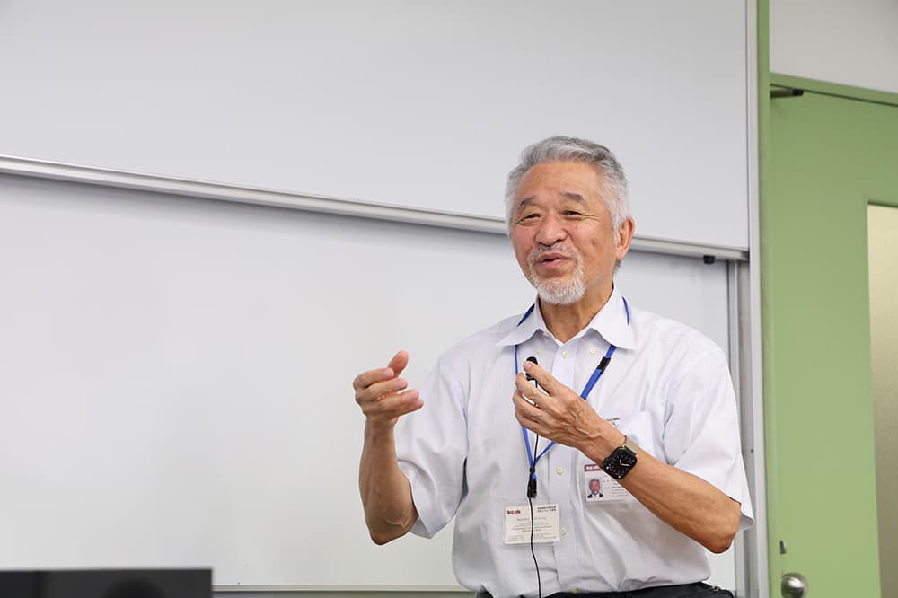 KCGI 今井昌吉教授在 KCG 京都站前学校 E507 室举行的公开研讨会上发言。