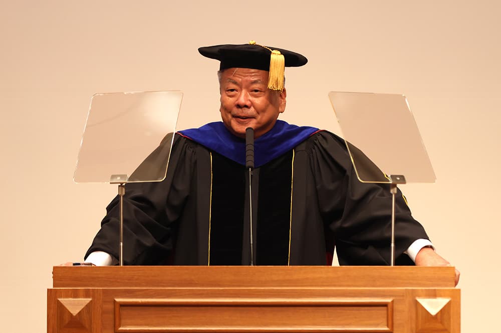 President Wataru Hasegawa of KCGI, KCG, and KCGM delivers his address at the degree conferment and graduation ceremonies for the spring semester of 2025 (September 16, 2025, KCG Kyoto Ekimae Campus, KCGI Kyoto Ekimae Satellite 6F Main Hall)