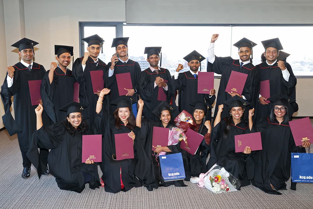 After the ceremony, graduates and alumni took a commemorative photo by group.The students cheered and smiled (KCG Kyoto Ekimae School and KCGI Kyoto Ekimae Satellite).