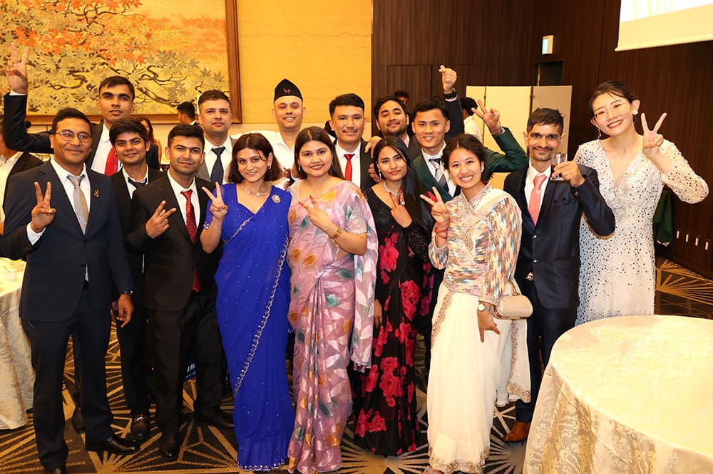 The graduation/completion celebration was held at the Rihga Royal Hotel Kyoto near KCG Kyoto Ekimae School and KCGI Kyoto Ekimae Satellite.They discussed memories of their student life and their dreams for the future (Shunju Room, RIHGA Royal Hotel Kyoto).