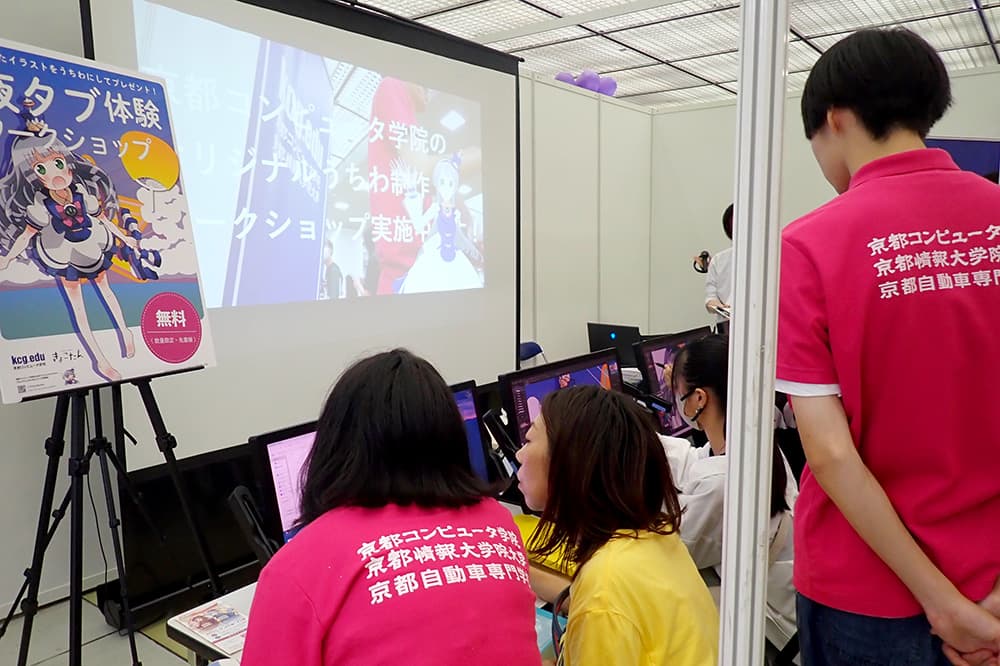 Liquid Tabs 体验研讨会在 Kyomafu 2025 的 KCG 展位上举行。许多人参与其中，并享受其中（2025 年 9 月 20 日，宫古展览馆）。
