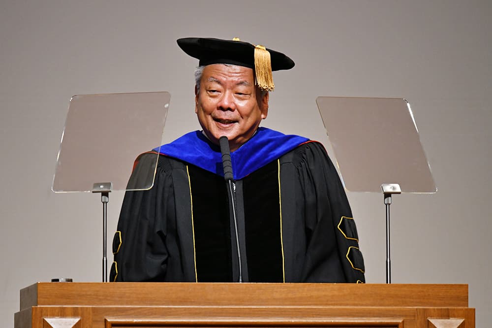 KCGI、KCG 和 KCGM 长谷川渡校长在 2025 年秋季学期入学典礼上致辞（2025 年 9 月 30 日，KCG 京都站前校区，KCGI 京都站前卫星 6F 主大厅）。