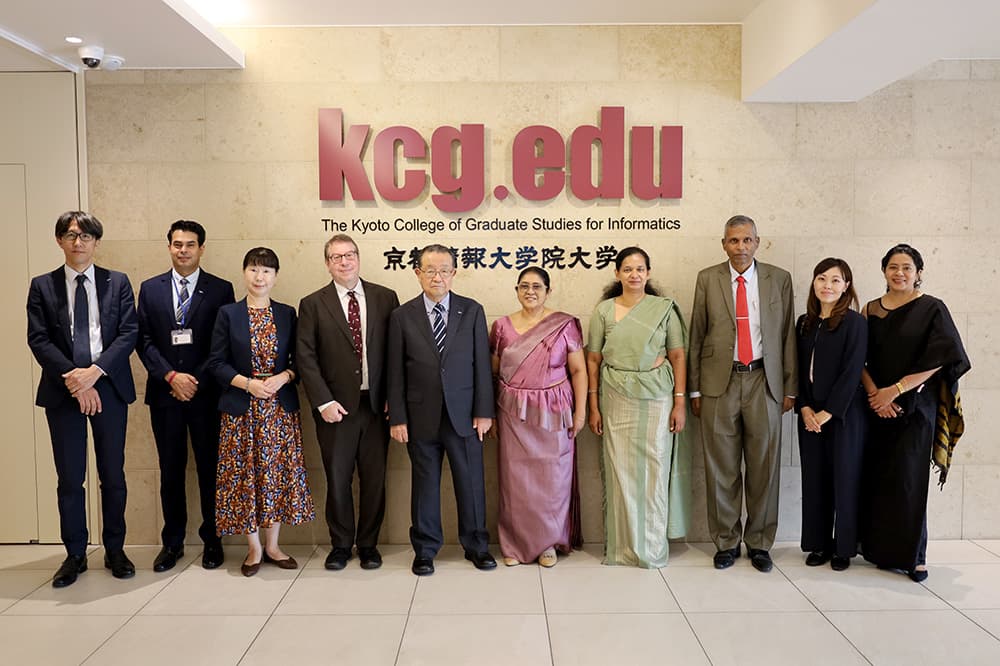 来自 KCGI 和基拉尼亚大学的所有与会者合影留念。