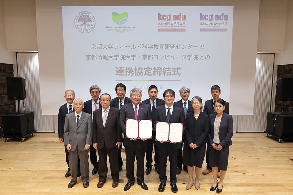 两校所有官员合影留念。