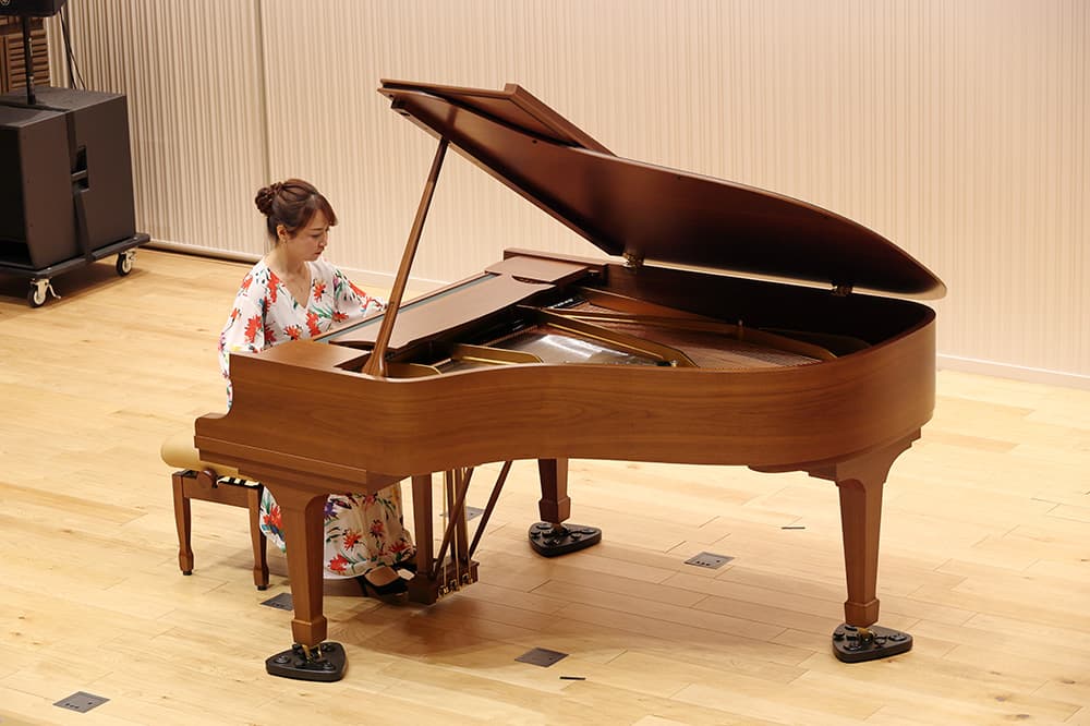 田川教授(Tagawa KCGI)的钢琴演奏为签字仪式增添了喜庆的气氛。