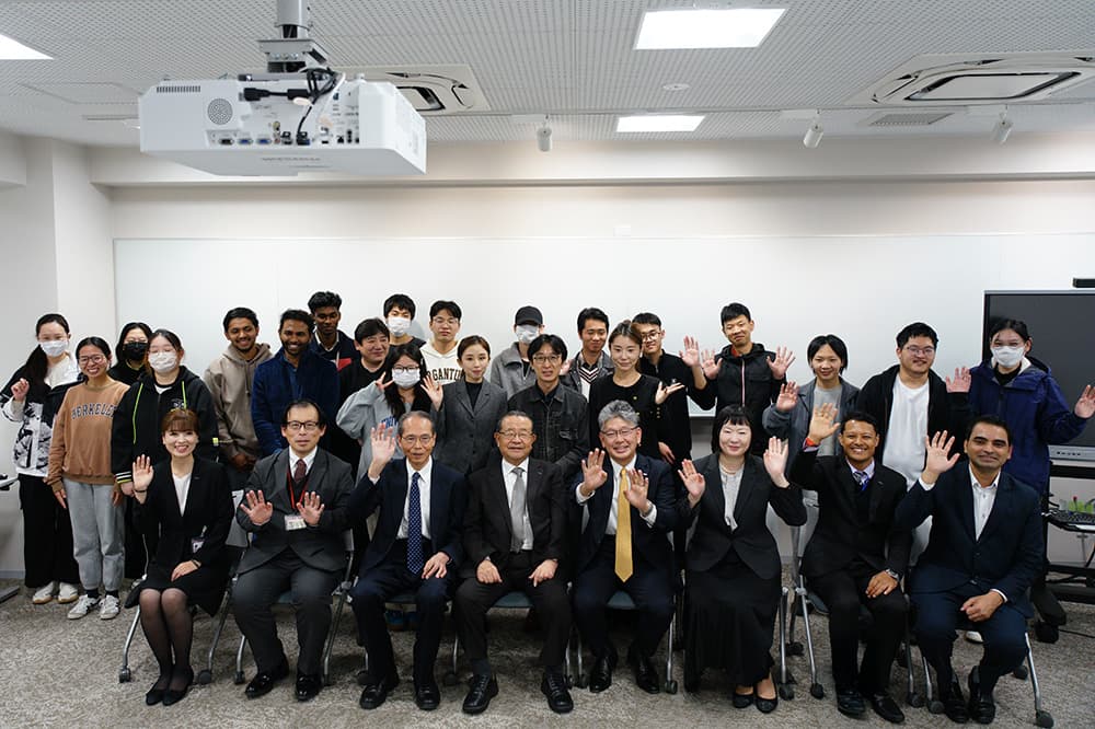 Commemorative photo taken at the ceremony marking the 300th person to pass the SAP certification exam (November 13, 2025, Hyakumanben Campus, KCGI Kyoto Main School).