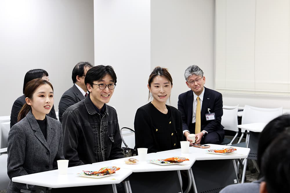 Many questions were asked to the seniors at the reception.