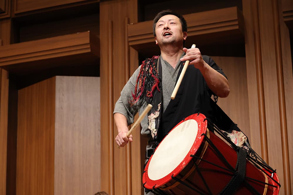 The entire audience was excited by the loud sound of the various drums and the performances of the performers.