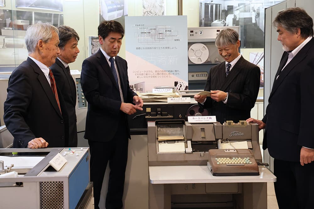 Project members can't stop talking in front of old equipment during the interview (KCG Computer Museum, Kyoto Ekimae School)