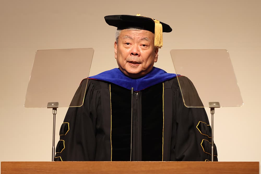 学位授与式で式辞を述べる長谷川亘KCGI・KCG・KCGM総長（同）