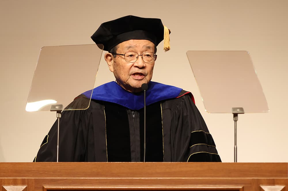学位授与式で式辞を述べる寺下陽一KCGI学長（同）